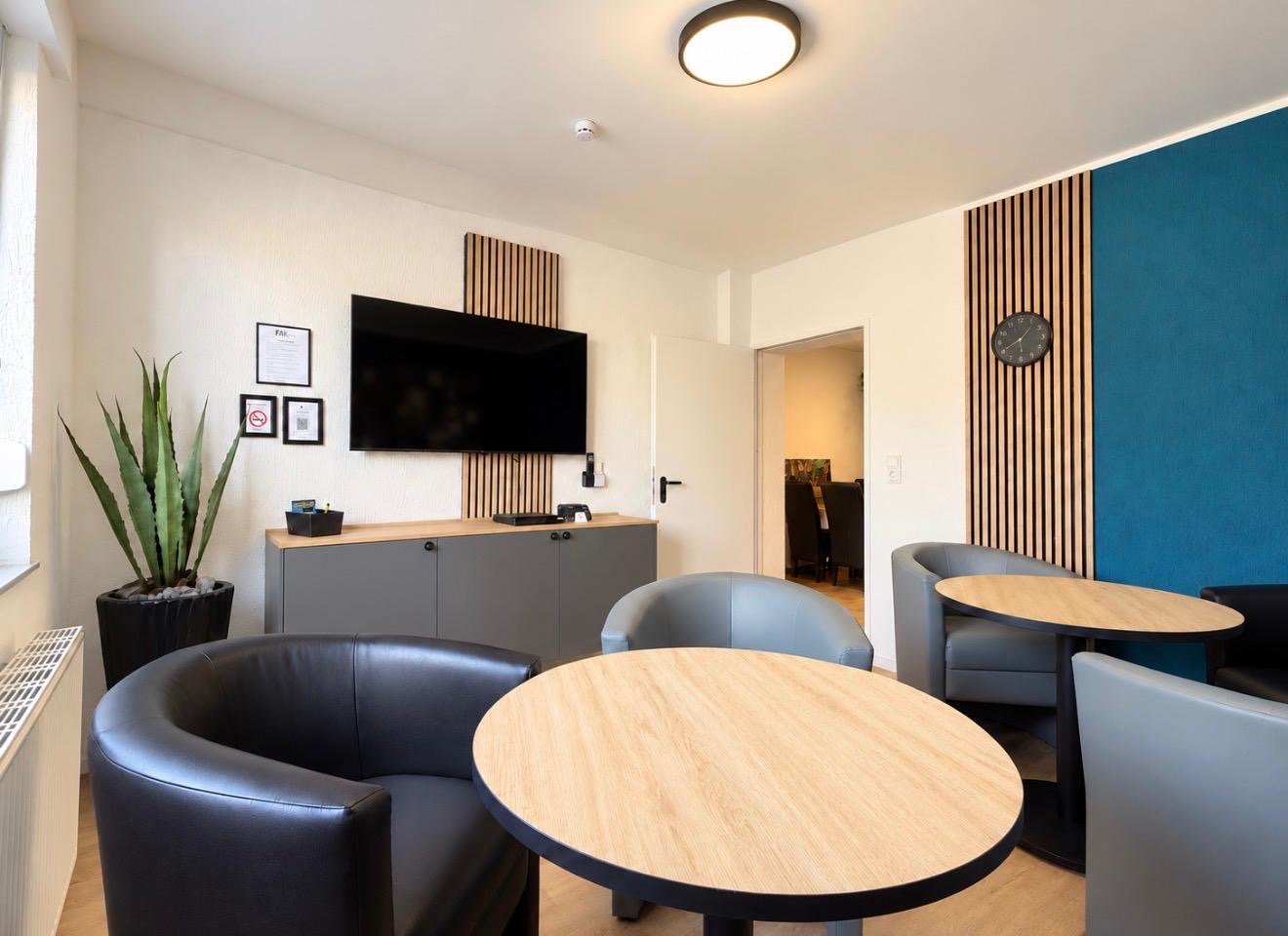 Loungebereich mit Sitzgruppen und Smart-TV