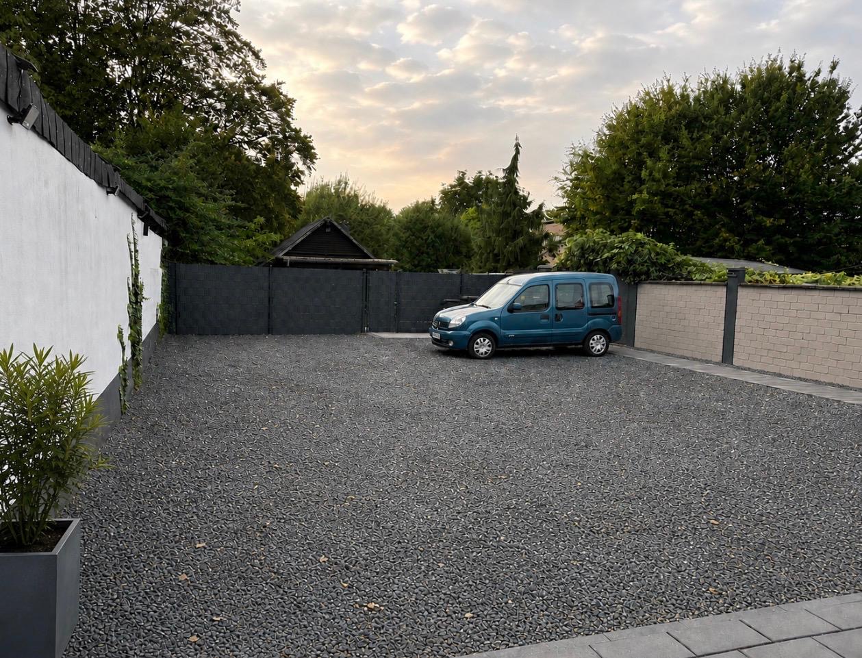 Privatparkplatz mit Platz für mehrere Fahrzeuge