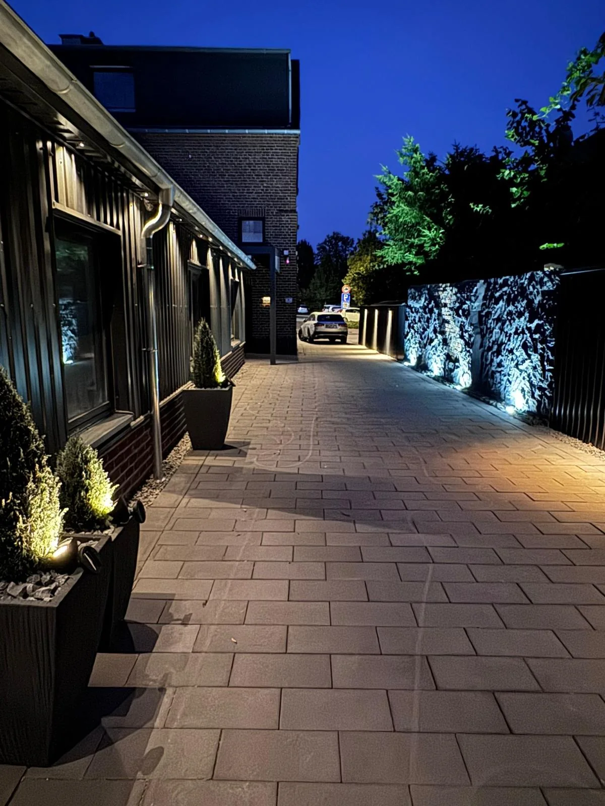 Beleuchteter Außenweg bei blauem Abendhimmel