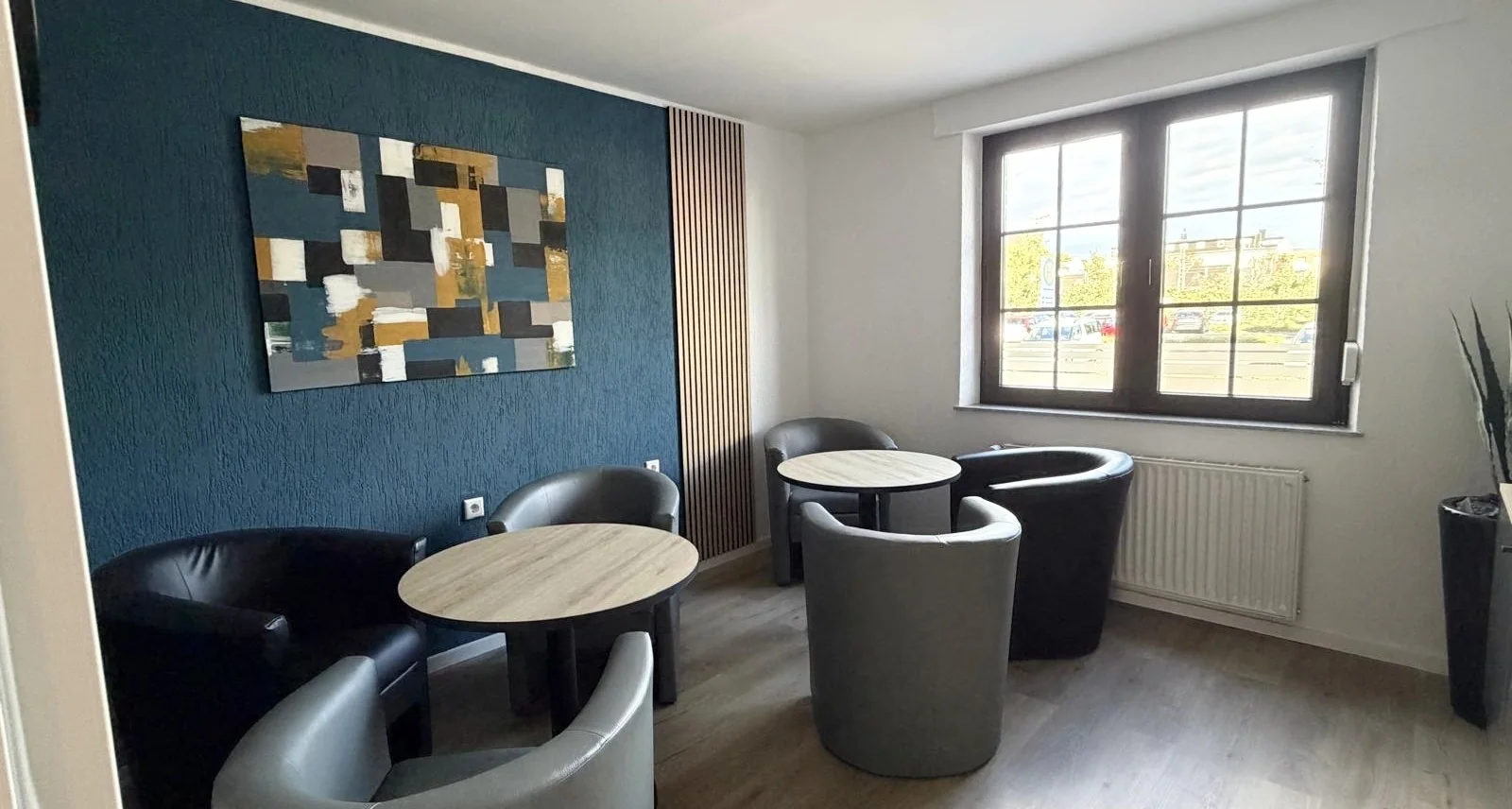 Loungebereich mit Sesseln und Tischen