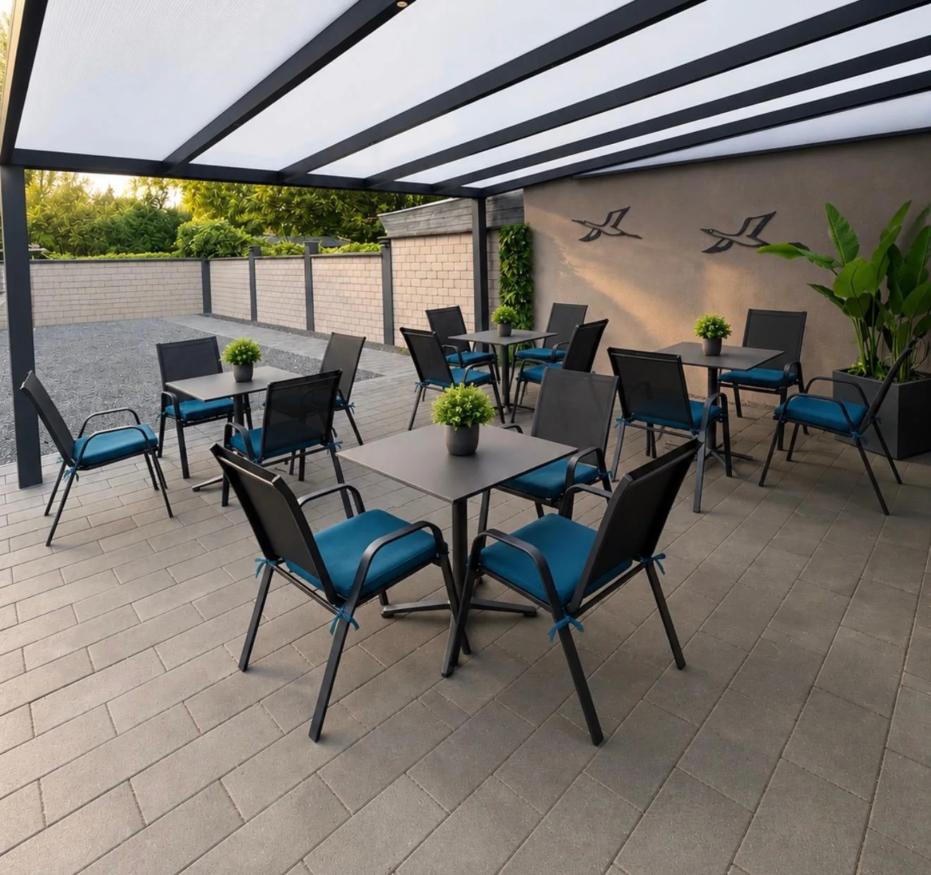 Überdachte Terrasse mit Sitzgruppen