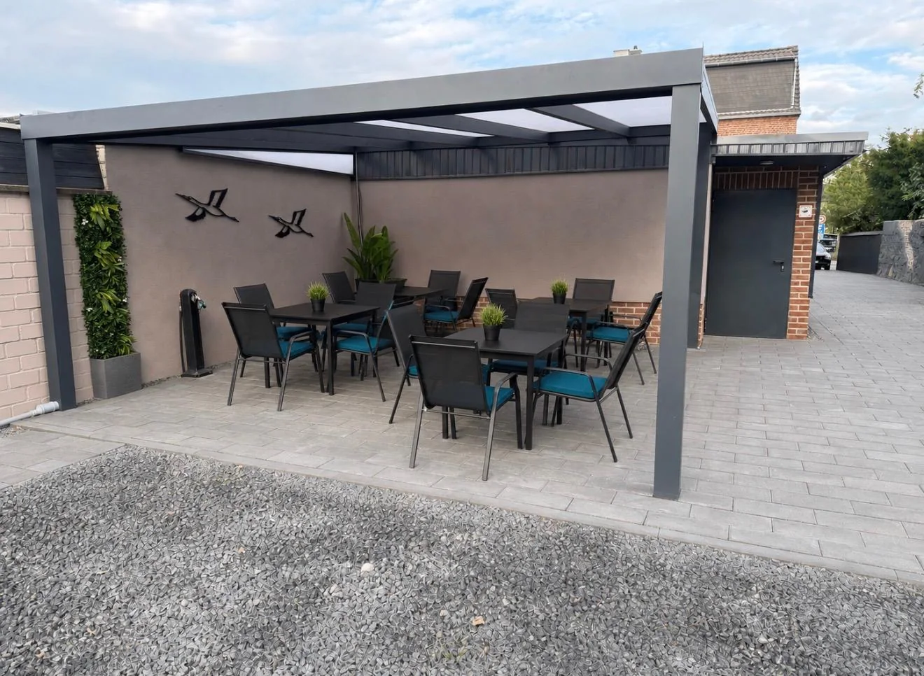 Überdachte Terrasse in der Gesamtansicht